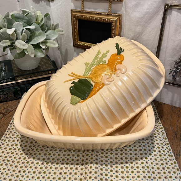 🥕 Vintage Handmade Ceramic Roaster with Vegetable Motif - Picture 1 of 15